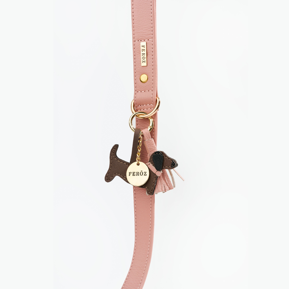 Charm salchicha con cuero rosa pálido