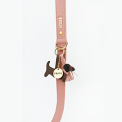 Charm salchicha con cuero rosa pálido