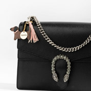 Charm salchicha con cuero rosa pálido